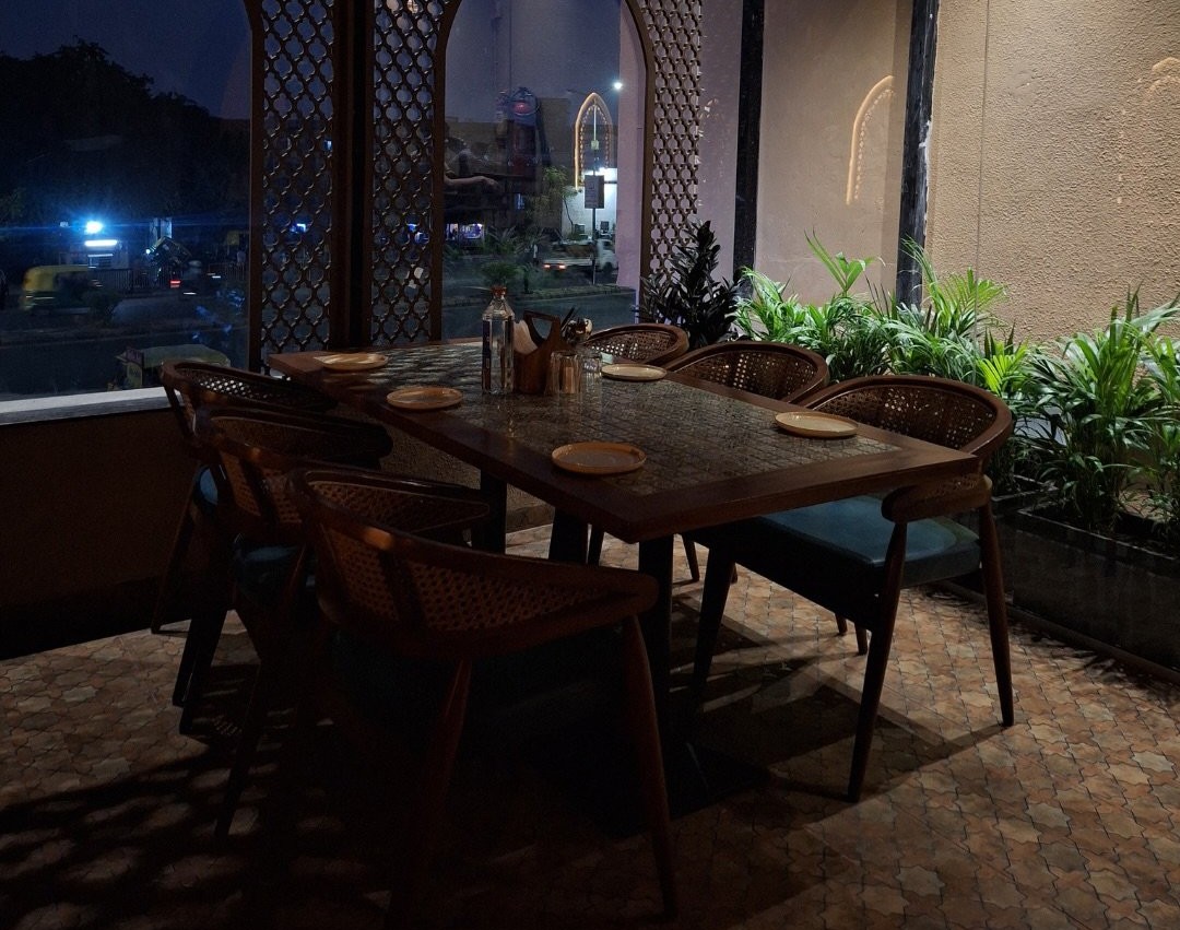 Window-side table with mashrabiya screens